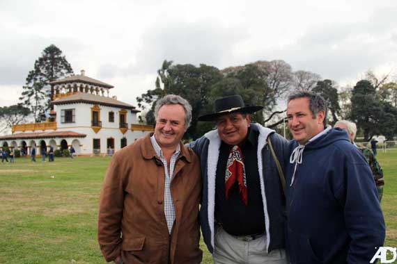 Joaquín y Pablo junto a un vecino que participó de la jineteada