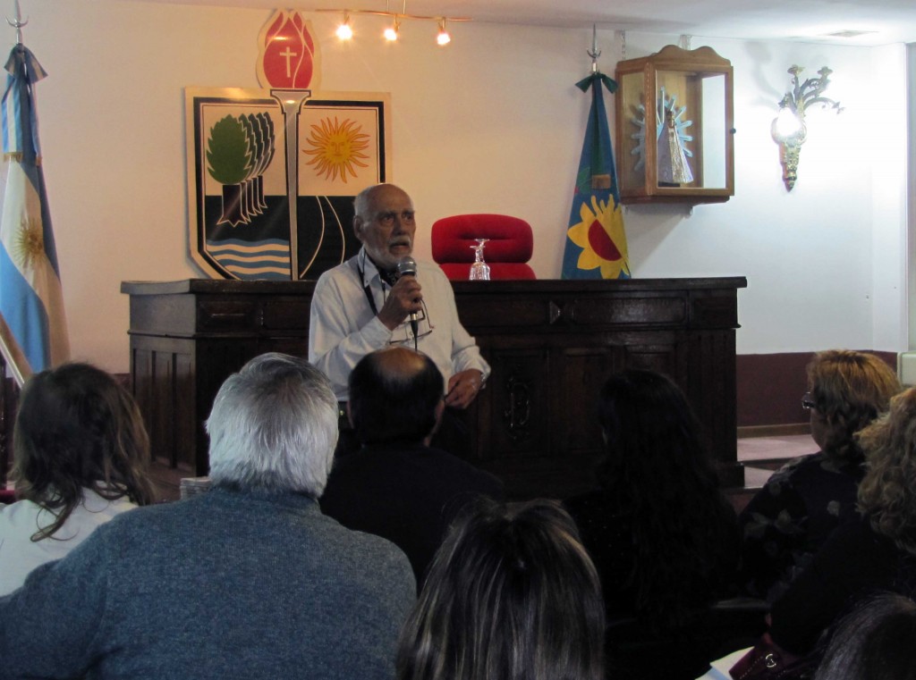 Agustín Santa Cruz, el escritor explicó al publico presente sobre e libro