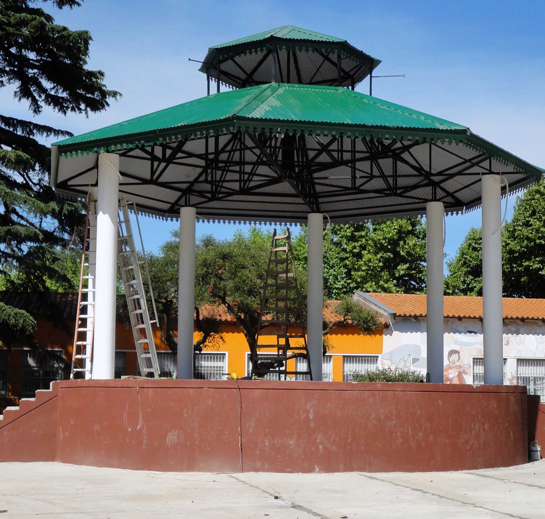 Se colocó el techo del nuevo escenario de la «Plaza de las Carretas»