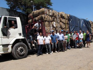Alfonso Coll Areco junto con los trabajadores de la planta de reciclado ubicada en el barrio Mariló
