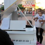 En la Plaza, un piano de cola blanco llamó la atención de los vecinos