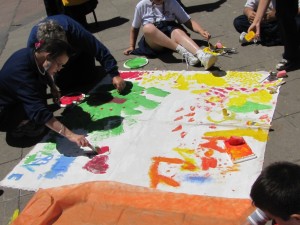 Los chicos se encargaron de pintar una bandera en conmemoración del Día de las Personsas con discapacidad