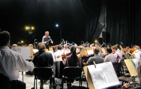 Más de cien músicos en la renovada Plaza de las Carretas