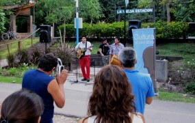 El Arrope, se presentó también el domingo por la tarde en la vieja estación