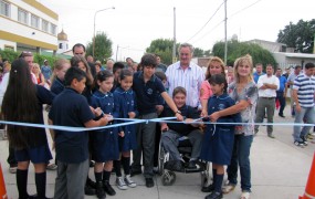 Joaquín de la Torre junto con los alumnos del Colegio , hicieron el corte de cinta