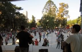 cientos de vecinos bailaron en la Plaza de las Carretas al ritmo de los artistas