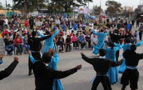 Los alumnos de los centros culturales, artistas del barrio, conjuntos folclóricos y el párroco Julio Merediz todos dieron el presente en el festejo