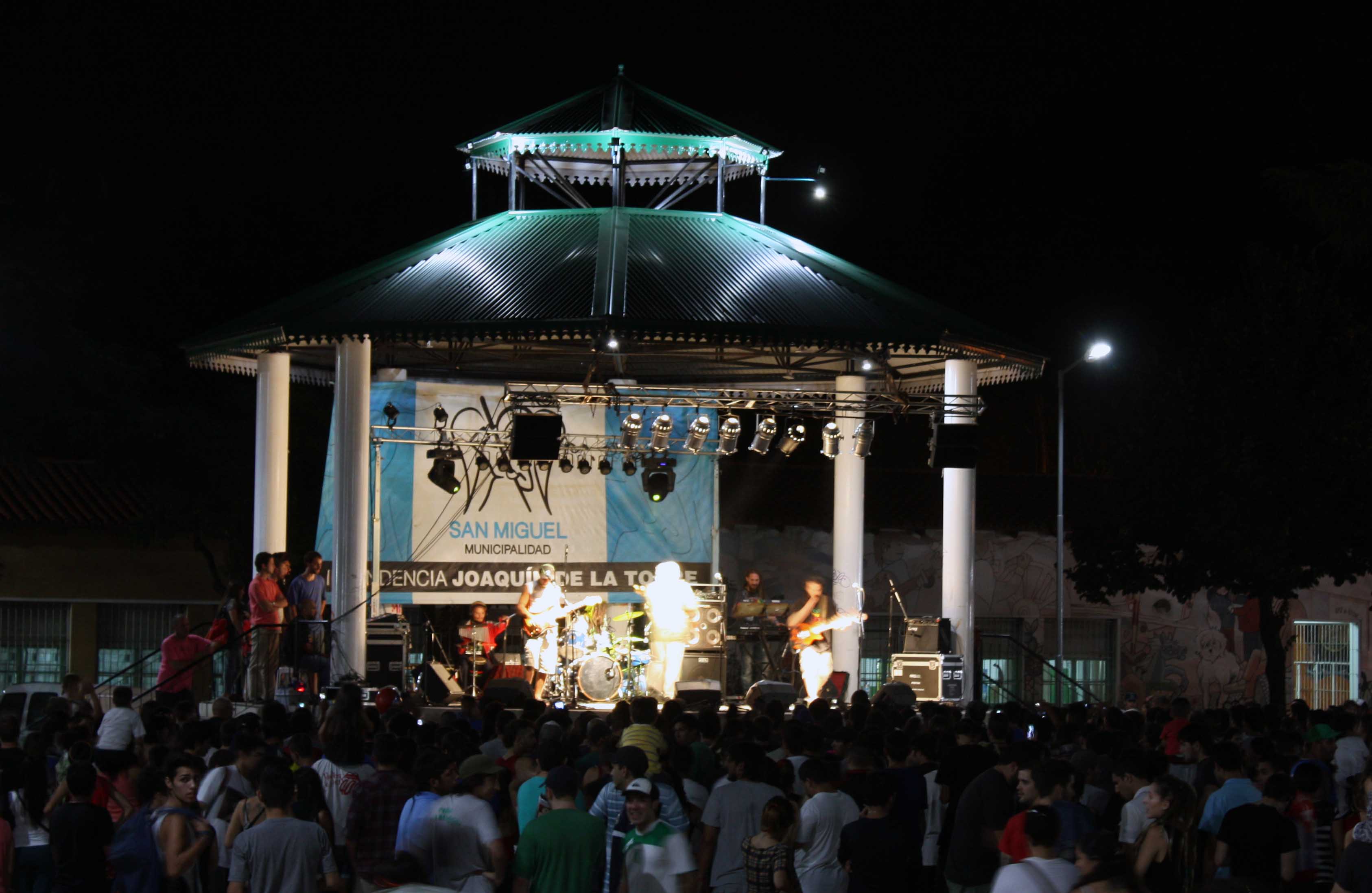Ante miles de jóvenes, se presentó San Miguel Rock en la Plaza de las Carretas