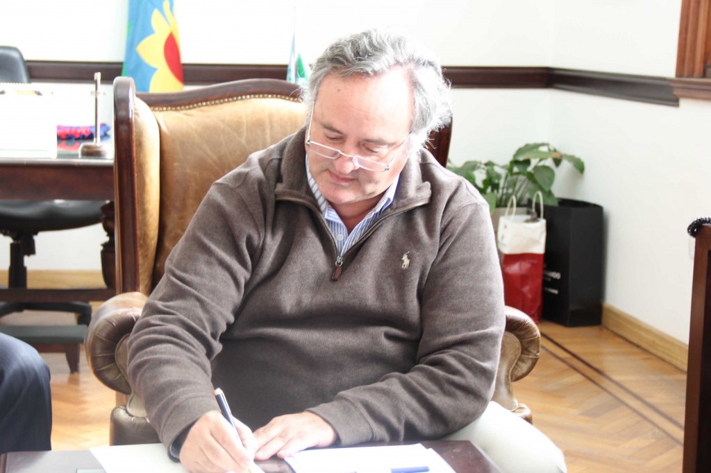 El Intendente de San Miguel, Joaquín de la Torre, firmó hoy un convenio con el Gerente de la Sucursal que el Banco Hipotecario tiene en el distrito, Pablo Lavayen Mitre