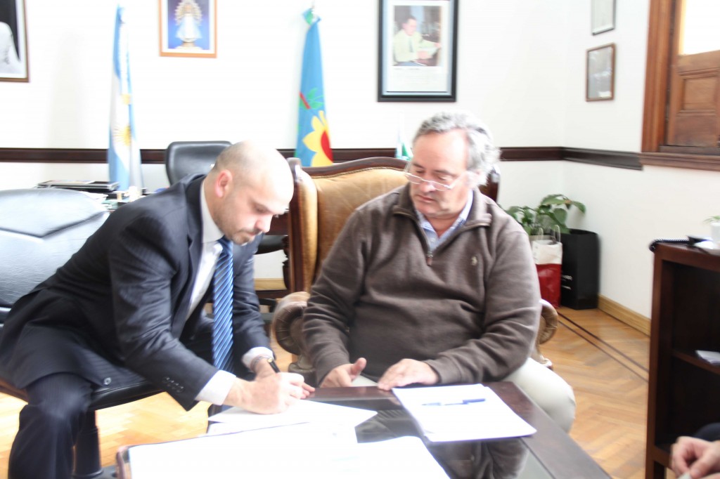 El jefe comunal destacó “la importancia de colaborar con este proyecto urbanístico que beneficiará a cientos de familias de la comuna”.