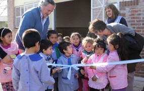 Joaquin de la Torre cortó la cinta inaugural junto con los alumnos del jardin N 915