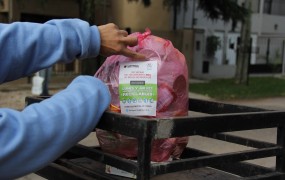 Los adhesivos fueron colocados en las bolsas indicando que ha dispuesto mal su bolsa de residuos y recordándole los días y horarios en los que debe sacar los reciclables