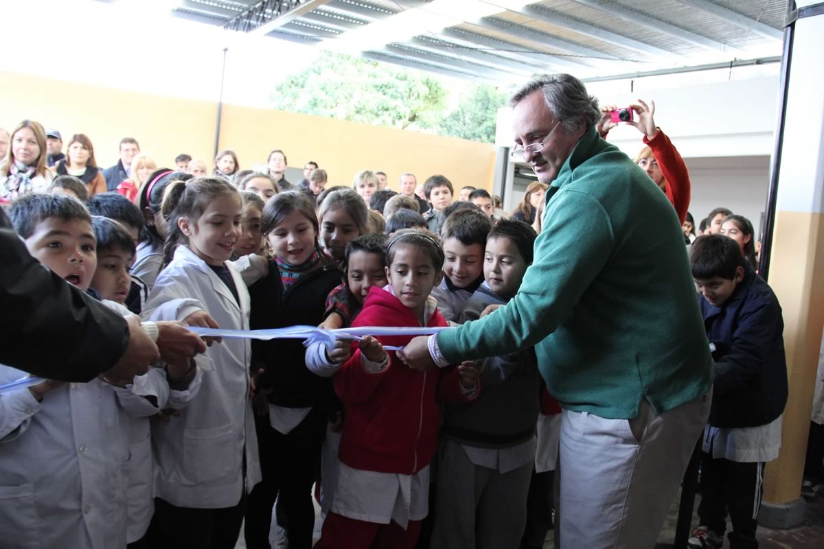 Joaquín de la Torre inauguró obras en una escuela de San Miguel