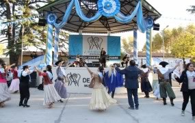 Los bailarines del Ballet Folclorico Municipal y los vecinos bailaron en la Plaza de las Carretas