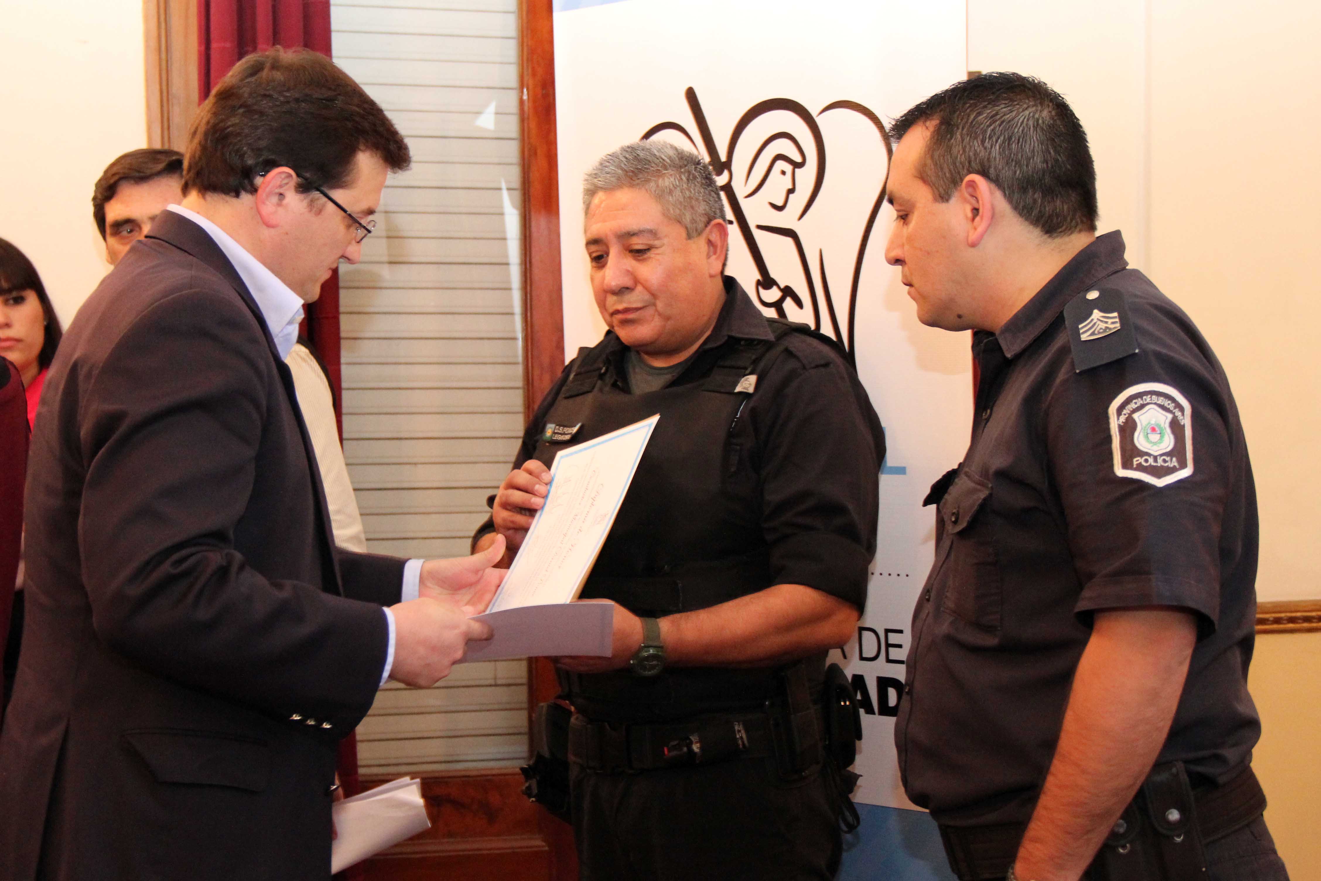 Max Perkins Secretario de Seguridad entregó los diplomas a los agentes y supervisores