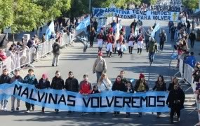 Bajo el lema Malvinas, El Pueblo te abraza miles de veteranos de guerra desfilaron
