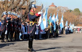 El Regimiento de Artillería desfiló en Campo de Mayo luego de la promesa de lealtad a la bandera de los alumnos de escuelas públicas y privadas de San miguel