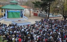 El sabado miles de fanaticos se congregaron en la Plaza de las Carretas para ver el partido de la Argentina