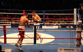 En un ring en el Club Social Bella Vista se disputaron varias peleas por el título latino de la Organización Mundial de Boxeo
