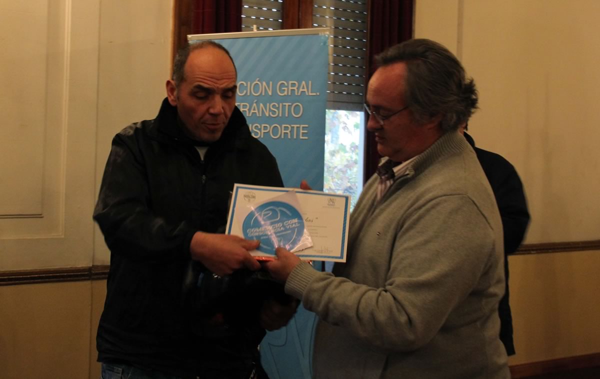 Joaquin de la Torre hizo entrega del chaleco y casco a los comerciantes