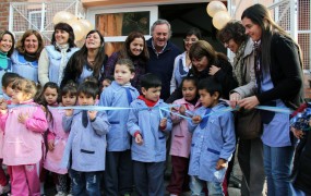 Joaquín de la Torre acompañado por los alumnos y directivos del jardín hicieron el corte de cinta