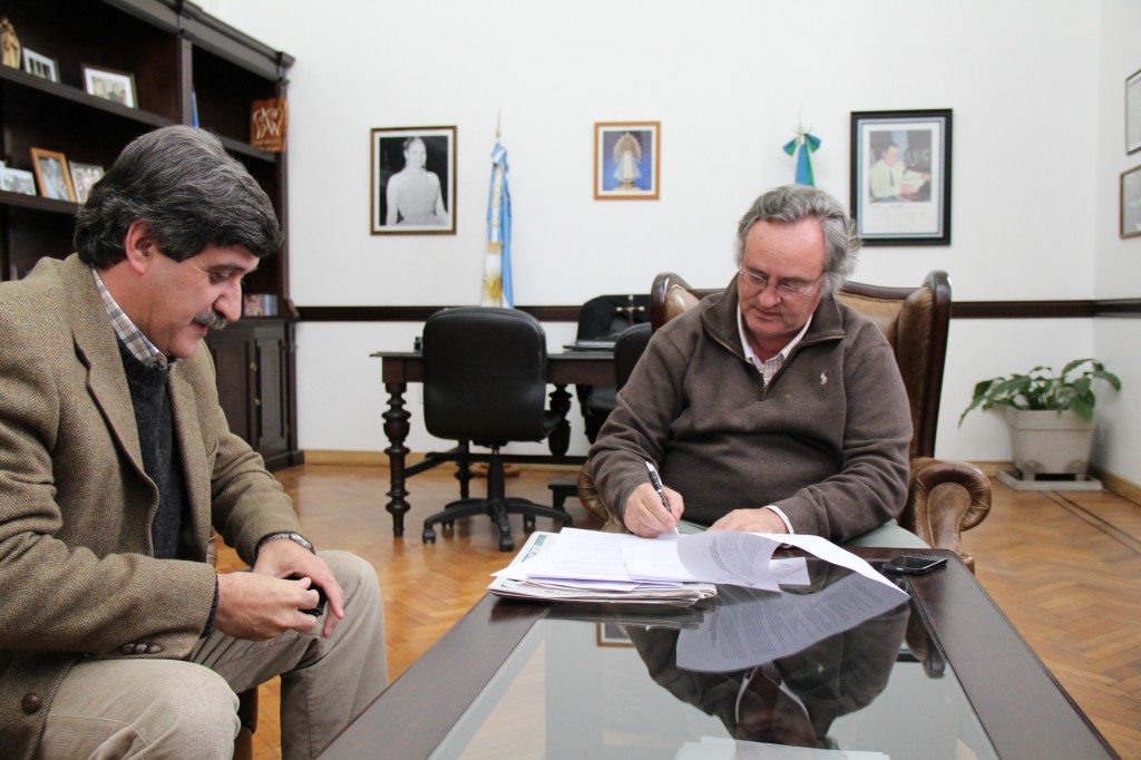 Joaquín de la Torre en la firma de convenio