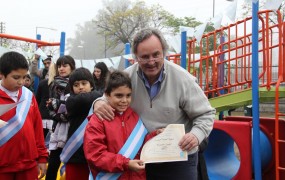 Joaquín de la Torre entregó diplomas a los alumnos que prometieron la bandera