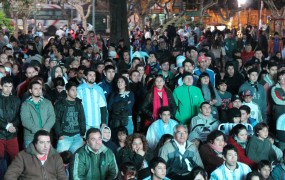 La Subsecretaría de Deportes de la Municipalidad de San Miguel comenzó a transmitir todo el Mundial por pantalla gigante en la Plaza de las Carretas