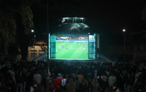 La pantalla gigante en la Plaza de las Carretas permitió a los vecinos poder disfrutar del partido de la selección
