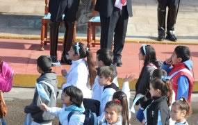 Los chicos saludaron al Intendente luego de prometer lealtad a la Bandera