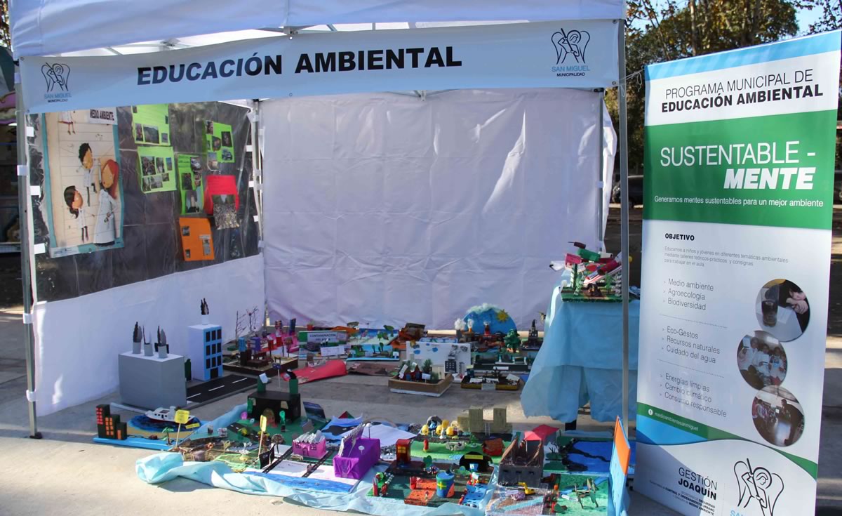 Los stands ubicados en la Plaza brindaban la informacion necesaria para los alumnos