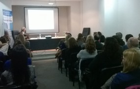 Uno de los médicos en plena exposición en la jornada de prevención de mortalidad materno infantil