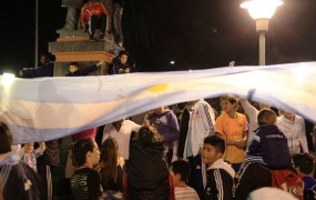 Después del triunfo, la Plaza se colmó de hinchas