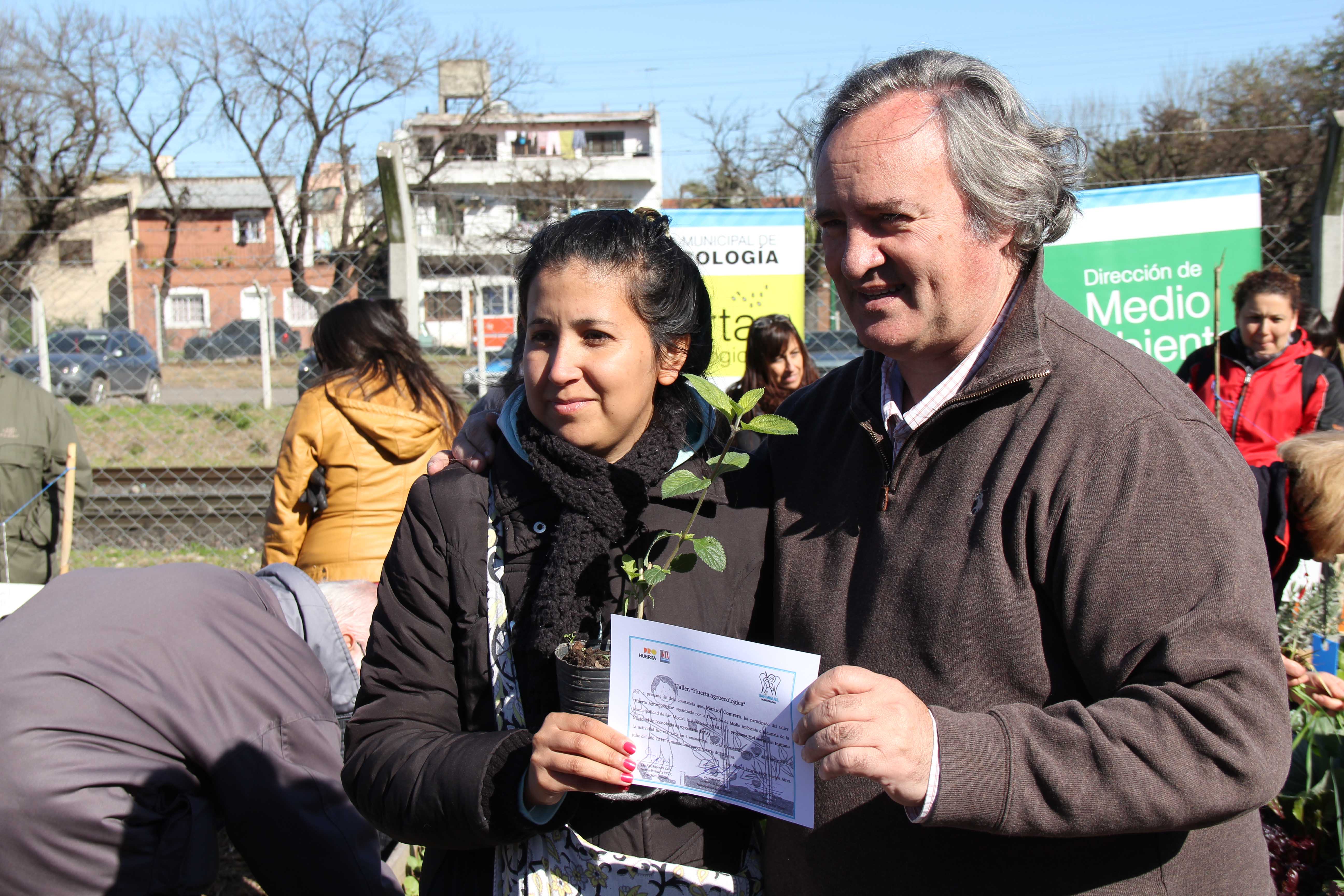 El Intendente distinguió a los participantes del taller de huerta