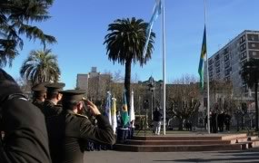 En la Plaza de San Miguel se izaron las banderas