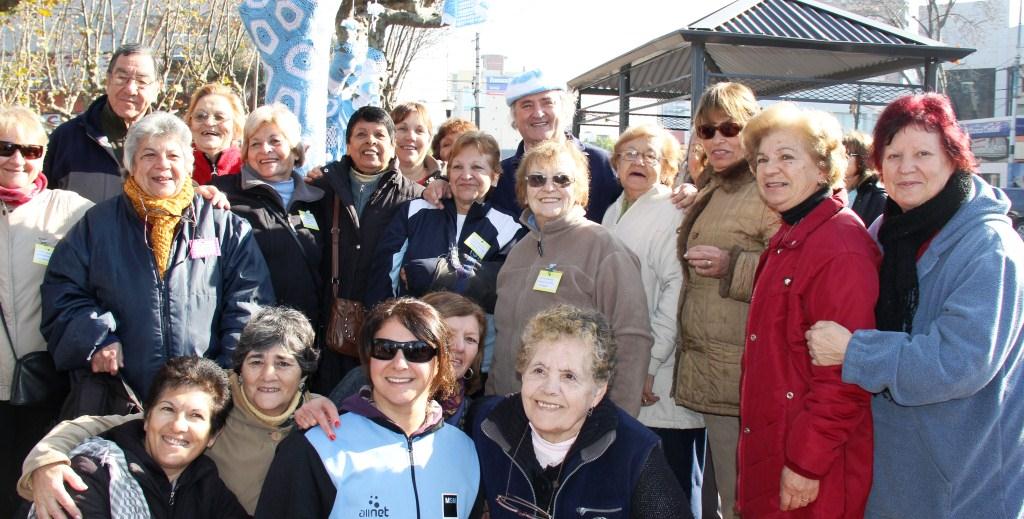 Los abuelos vistieron la Plaza de las Carretas de celeste y blanco