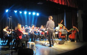 La  Orquesta Municipal “Jorge Lazbal” dirigida por Pablo Lazbal convocó a los vecinos al Teatro