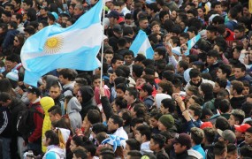 la bandera Argentina flameó en la Plaza de las Carretas
