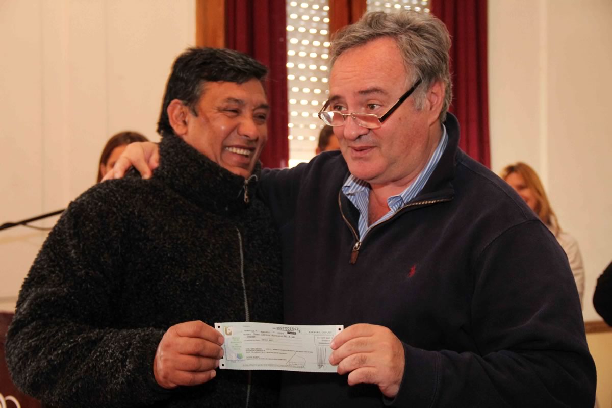Joaquín de la Torre entregó microcréditos a emprendedores de San Miguel