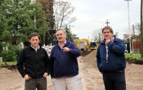 Joaquín junto al Secretario de Obras Jaime Méndez y al secretario de Desarrollo Fernando Inzaurraga en la recorrida por el asfalto de Pinto