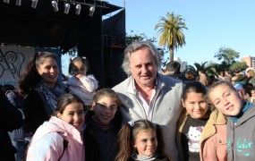 Joaquín saludó a cientos de chicos en la Plaza San Miguel durante las vacaciones de invierno