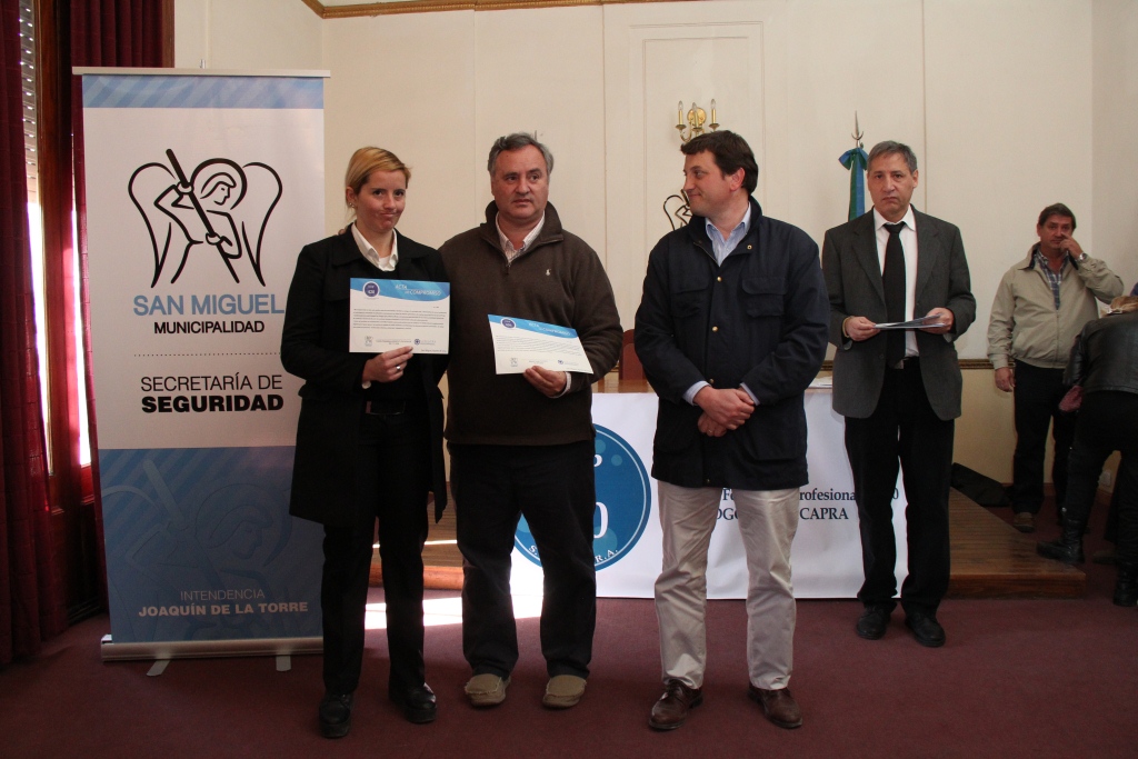 Joaquín y Max Perkins en la entrega de certificados de capacitación