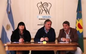Junto con el intendente estuvieron presentes el Secretario de Desarrollo Fernando Inzaurraga y la Subsecretaria de Desarrollo Local Maria Rosa Silva