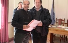 Pablo de la Torre hiz o entrega de las actas de escrituras de las viviendas de los vecinos