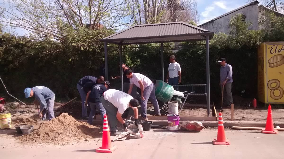 Estamos colocando los nuevos refugios de colectivo