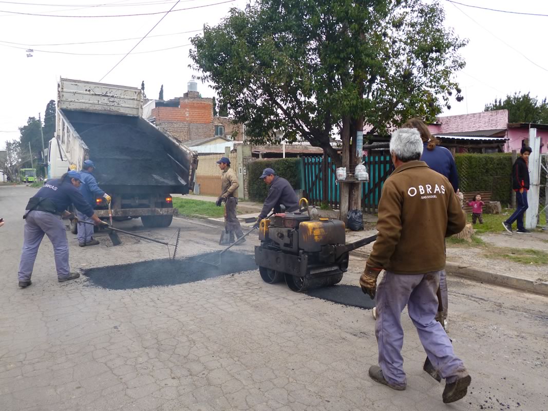 Continúan las tareas de bacheo de asfalto