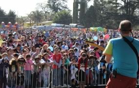 Re Enchufaditos hizo bailar a todos los niños