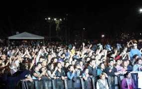 Toda la familia presente en el show de las Fiestas Patronales