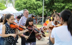 Chicos de los centros culturales probaron sus habiliadades en distintos instrumentos ante la mirada del Intendente