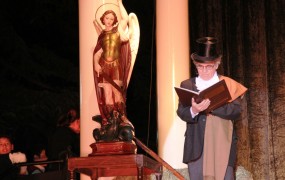 Hugo Arana junto a la imagen de San Miguel Arcángel